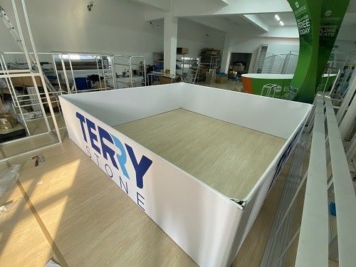 Τετραγωνική στάση επίδειξης υφάσματος ανώτατων υπερυψωμένη κρεμώντας εμπορικών εκθέσεων καμμμένη σημάδια
